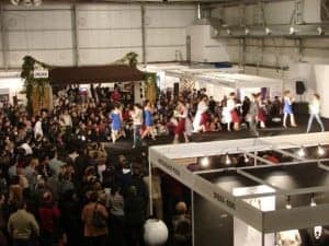 Asistentes a un desfile en Salonovios. IFB.