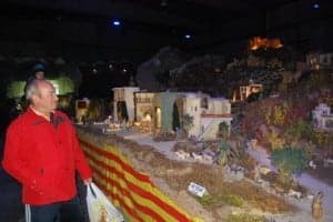Un visitante contempla el Belén. JLP.