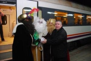 Vilarrubí recibió a Sus Majestades en la estación de tren de Monzón. JLP.