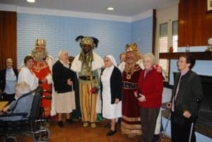 Melchor, Baltasar y Gaspar con las hermanas del Amparo. JLP.