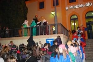 Los Reyes saludan desde la estación de Monzón. JLP.