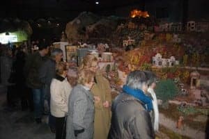 Un grupo de visitantes en el Belén de Monzón. JLP.