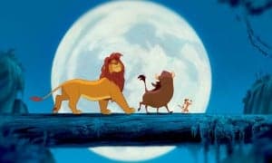 La sabana africana es el escenario en el que tienen lugar las aventuras de Simba, un pequeño león que es el heredero del trono. Sin embargo, al ser injustamente acusado por el malvado Scar de la muerte de su padre, se ve obligado a exiliarse. Durante su destierro, hará buenas amistades e intentará regresar para recuperar lo que legítimamente le corresponde. (FILMAFFINITY)
