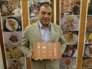 El presidente de los hortelanos con la placa. 