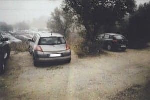 Aparcamientos bajo la carrasca. 
