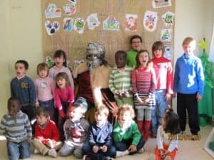 Los niños de la ludoteca con el paje.