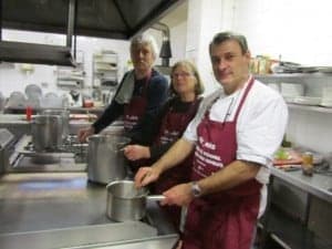 El chef francés con su equipo. JLP.