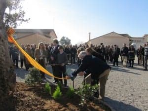 Corte de la cinta inaugural de las Casas del Adamil. JLP.