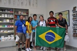 Grupo de peregrinos brasileños en la visita del Papa a España. 