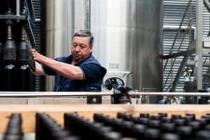 Trabajos en la embotelladora de Bodega Pirineos. Javier Fillat.