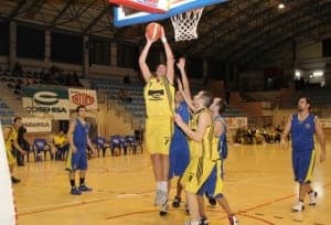Cazcarra finaliza bajo aro.
