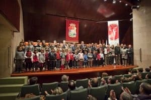 Los galardonados posan en el salón de actos de la DPH. 