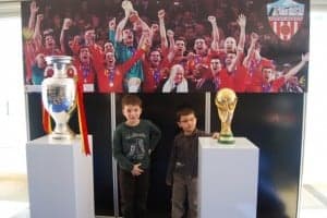 Dos niños observan las copas. JLP.
