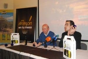 Noguero y Ferrer con los lotes de las almazaras. JLP.