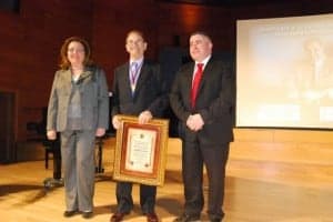 De Peñaranda con la medalla y el pergamino junto a Lanau y Vilarrubi. JLP.
