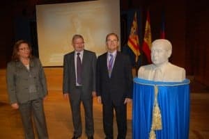 Lanau, Mata y de Peñaranda junto al busto. JLP.