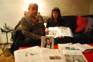 La madre de David y su pareja junto a la foto de su hijo. JLP.