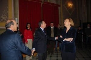 Cosculluela enseña a Rudi el Ayuntamiento de Barbastro. JLP.