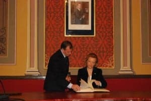 Rudi firma en el libro de honor del Ayuntamiento. JLP.