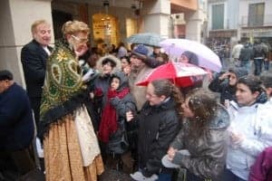 Reparto de velas y caretas bajo la nieve. JLP.