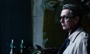 Años 70, en plena guerra fría. El fracaso de una misión especial en Hungría provoca un cambio en la cúpula de los servicios secretos británicos. Uno de los defenestrados es el agente George Smiley. Sin embargo, cuando ya se había hecho a la idea de retirarse, le encargan una misión especial. Se sospecha que hay un “topo” infiltrado en la cúpula del Servicio y sólo alguien de fuera puede averiguar quién es. Con la ayuda de otros agentes jubilados, Smiley irá recabando información y encajando las piezas para intentar descubrir al traidor. (FILMAFFINITY)