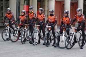 El equipo de bikers en la plaza del Mercado. 