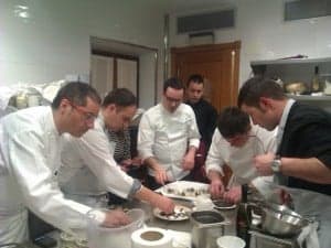 Morales dirigiendo la cocina. JLP.