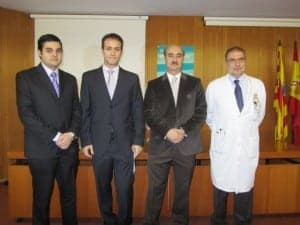 Los becados junto con el doctor Aznar y el neurólogo Errea. JLP.
