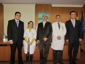 La unidad de neurología junto al doctor Aznar, en el centro. JLP.