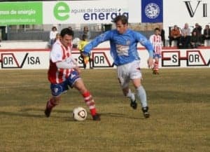 Jesús Torres conduce el balón ante la presión de un rival. Carlos Marco.