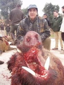Victorino Alonso con uno de los jabalies abatidos en la finca de bastaras, enero 2012. E.A.