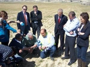 Fernando Luna atiende a los medios en un campo seco de Huesca. 