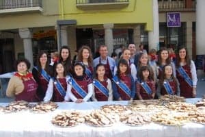 Las Damas sirvieron los crespillos. JLP.