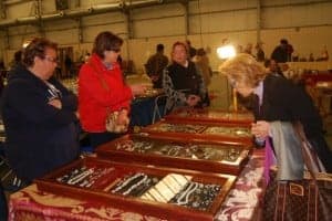 Los visitantes adquirieron antigüedades. JLP.