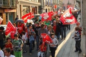 Los manifestantes emprenden la marcha. JLP.