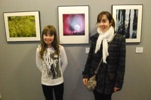 Dos de las ganadoras junto a sus fotos. JLP.