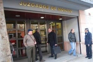 Uno de los imputados entra con su abogado en el Juzgado de Monzón.