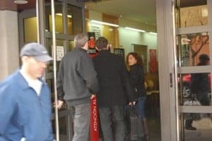 Uno de los imputados entrando en el juzgado de Monzón. JLP.