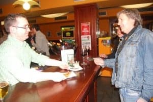 Manolo sirve a dos clientes sus tapas. JLP.