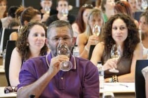 Enoturistas en una sesión de cata. 