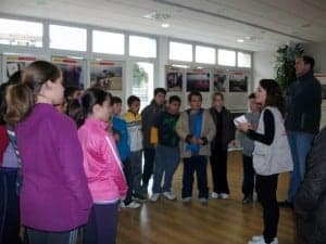 Escolares durante su visita a la exposición. 