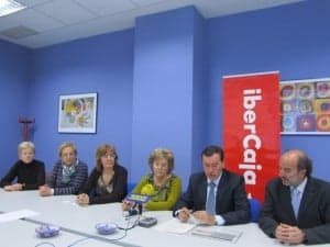 Sánchez y Bellosta con la Asociación de Alzheimer Somontano. JLP.