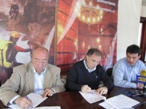 Firma del acuerdo de colaboración. JLP.