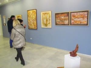 Visitantes contemplan la muestra de Gili. JLP.
