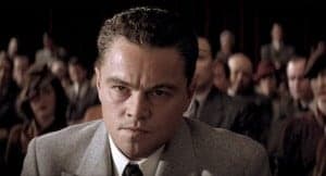 En 1924, con sólo 29 años, Edgar Hoover fue nombrado director general del FBI para que reorganizara la institución. Ocupó el cargo hasta su muerte en 1972, sobreviviendo a siete presidentes, alguno de los cuales intentó inútilmente destituirlo. Los archivos que Hoover guardaba celosamente, llenos de secretos inconfesables de importantes personalidades, lo convirtieron en uno de los hombres más poderosos y temidos de la historia de los Estados Unidos. (FILMAFFINITY)