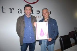 Los responsables de la junta coordinadora con el cartel. Laura Cermeño.