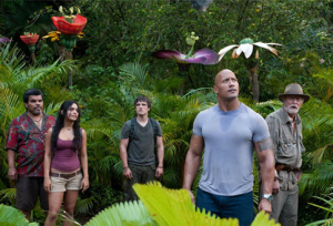 Sean (Hutcherson) recibe una llamada de socorro desde una misteriosa isla, que no aparece en los mapas. Se trata de un lugar con extrañas formas de vida. Sean emprenderá la búsqueda acompañado de su padrastro (Johnson), de un piloto de helicóptero (Guzman) y su hermosa y temperamental hija (Hudgens). Secuela de "Viaje al centro de la tierra 3D". (FILMAFFINITY)