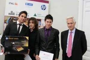 Rafa Riverola, José Bardaji y Alejandro Lisa con uno de los organizadores.