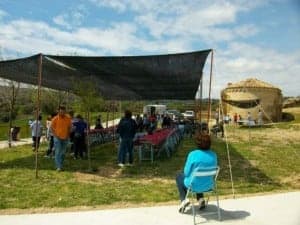 Comida popular con la ermita al fondo.