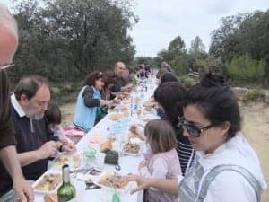 Los vecinos de Salas Altas durante la comida. 